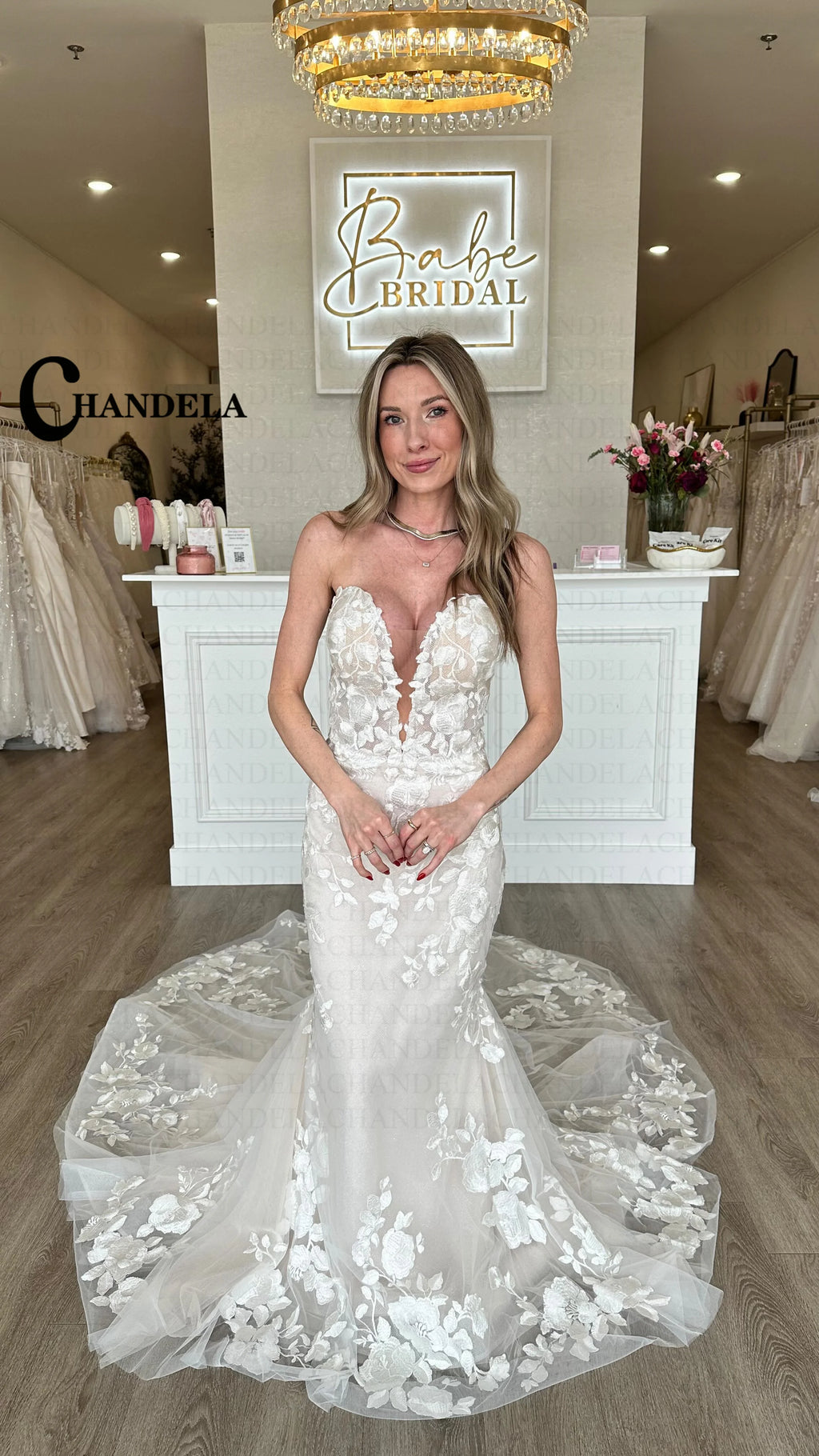 CHANDELA Fairytale V-neckline Wedding Dress Bridal Lace Appliques Sleeveless Open Back Sweep Train Brush Train Customised